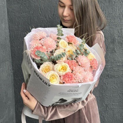 Букет из роз, хризантемы и диантусов "Нежный поцелуй"