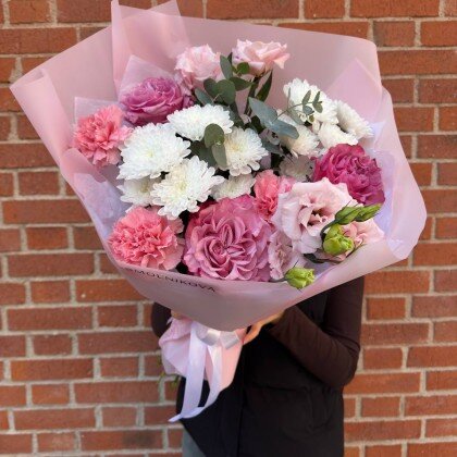 Розовый букет с розовыми цветами